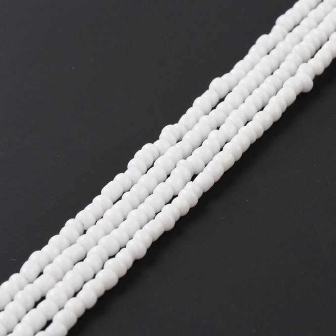 Perles de rocaille sur fil / chaîne de corps extensible longueur 80cm (x1) couleur "bonbon" blanc