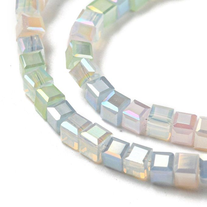 Perles verre cubique à facettes ,2-2.5x2.5-3x2.5-3mm (env 180 perles) reflets arc en ciel,vert clair