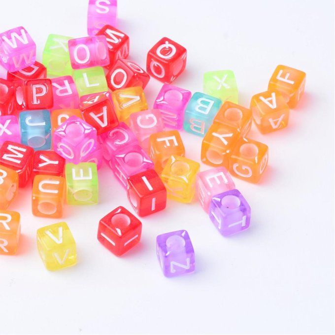 Perles en acrylique , mélange de couleurs transparentes ,forme de dé avec lettres  (50g) L5